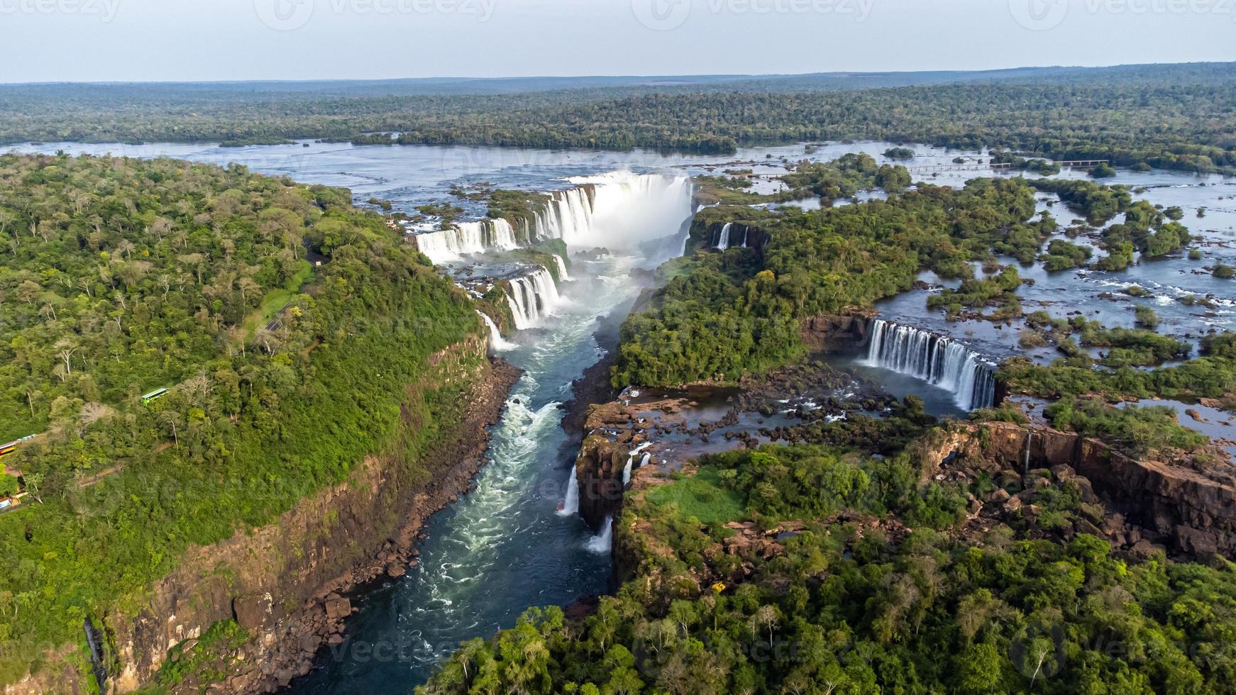 bela vista aérea das Cataratas do Iguaçu de um helicóptero, uma das sete maravilhas naturais do mundo. foz do iguaçu, parana, brasil foto