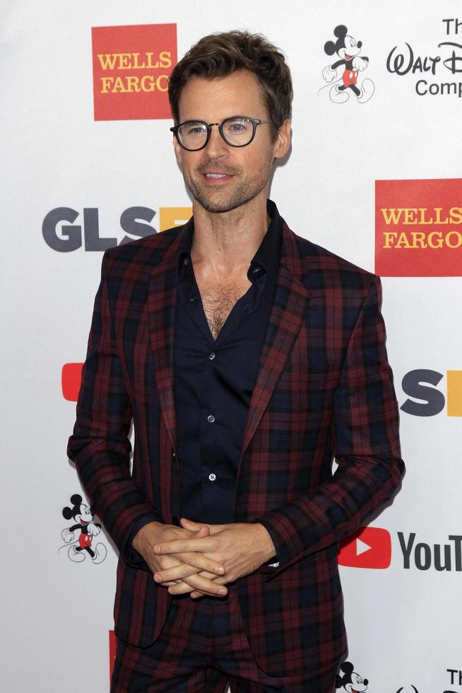 los angeles, 20 de outubro - brad goreski nos prêmios de respeito glsen de 2017 no hotel beverly wilshire em 20 de outubro de 2017 em beverly hills, ca foto