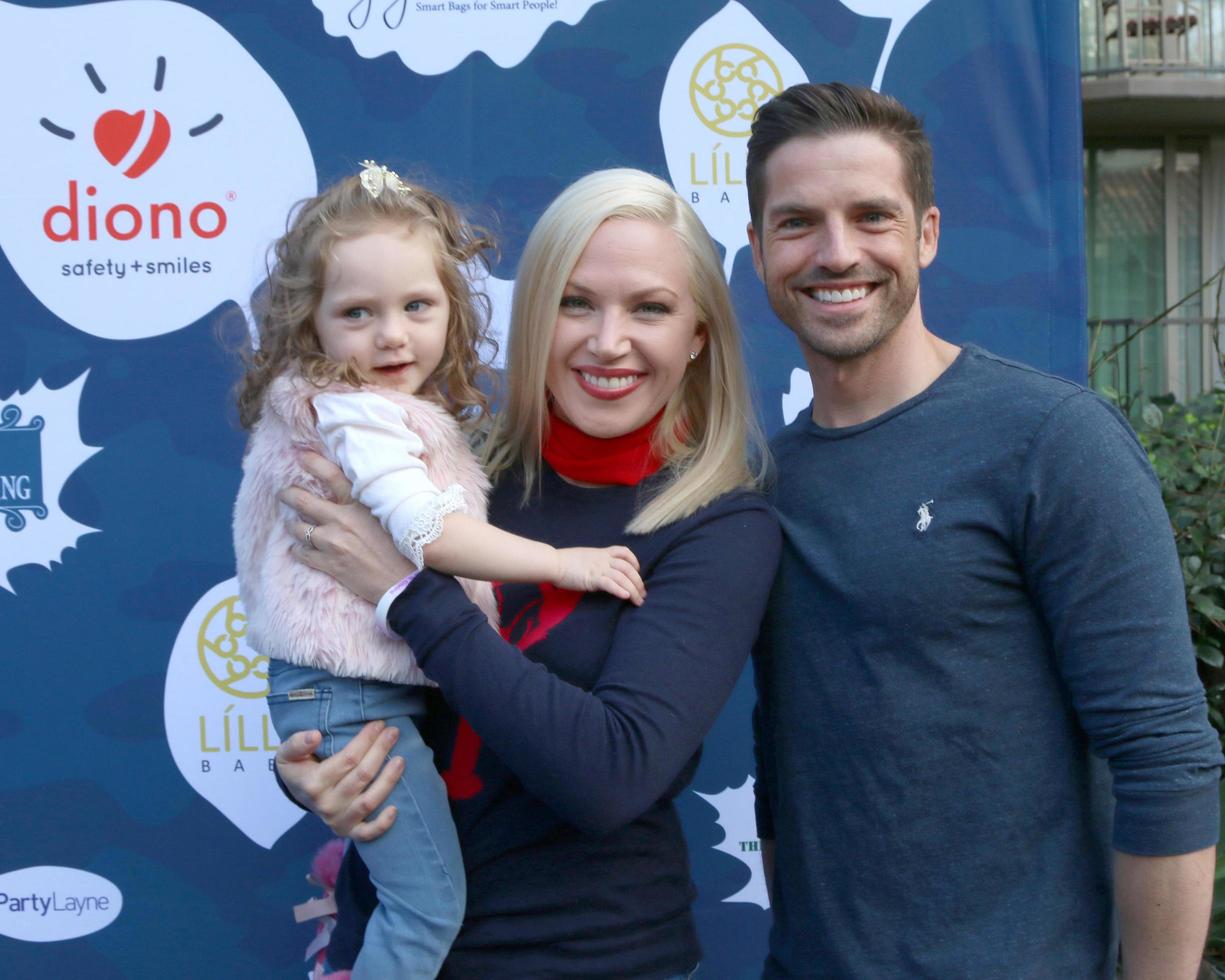 los angeles, 19 de novembro - amelie bailey, adrienne frantz, scott bailey at the diono apresenta um dia de agradecimento e doação no hotel garland em 19 de novembro de 2017 em north hollywood, ca foto