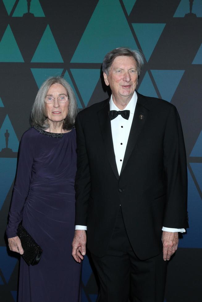 los angeles, 18 de novembro - carol littleton, john bailey no 10º prêmio anual dos governadores no ray dolby ballroom em 18 de novembro de 2018 em los angeles, ca foto