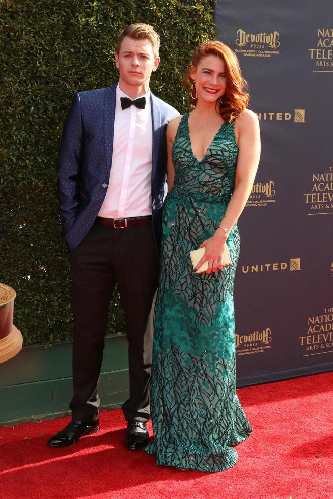 Los Angeles, 28 de abril - Chad Duell, Courtney Hope no Creative Day Emmy Awards 2017 no Pasadena Civic Auditorium em 28 de abril de 2017 em Pasadena, Califórnia foto