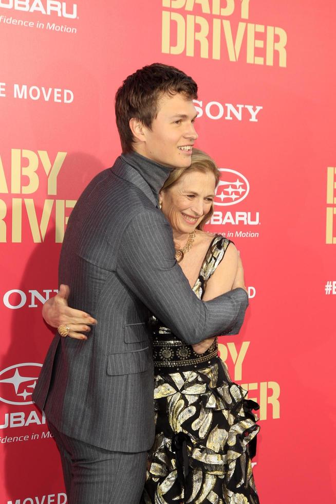 los angeles, 14 de junho - ansel elgort, grethe barrett holby na estréia do motorista do bebê no teatro do hotel ace em 14 de junho de 2017 em los angeles, ca foto