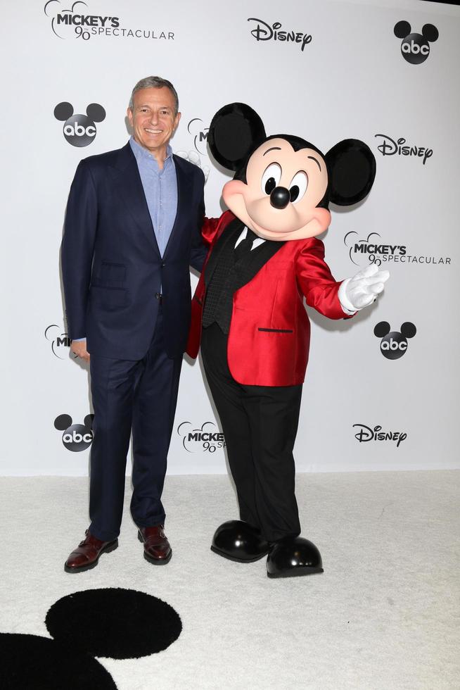 los angeles, 6 de outubro - bob iger, mickey mouse at the mickeys 90th gravação espetacular no shrine auditium em 6 de outubro de 2018 em los angeles, ca foto