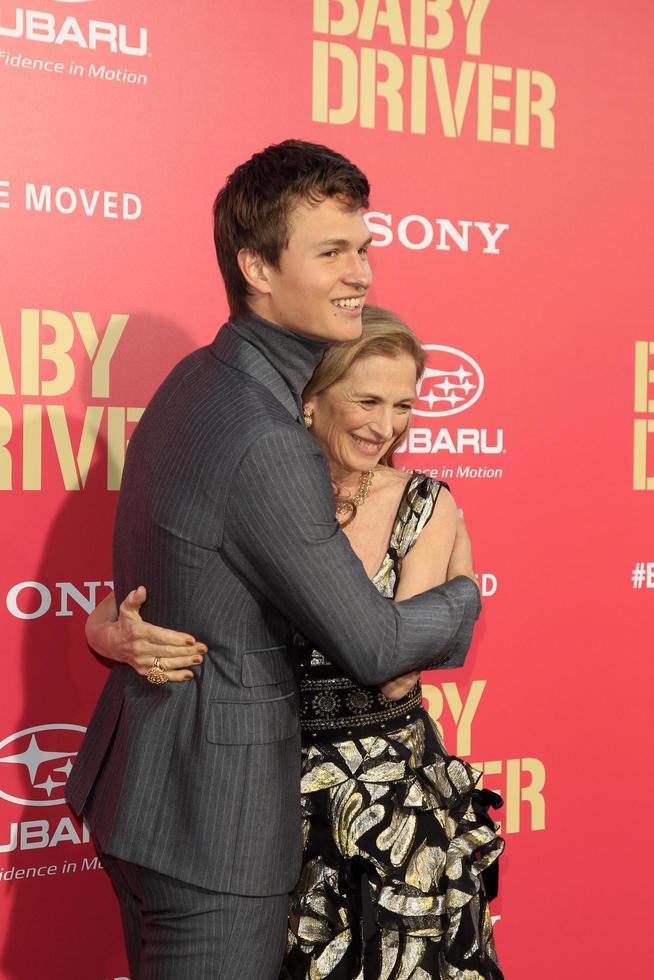 los angeles, 14 de junho - ansel elgort, grethe barrett holby na estréia do motorista do bebê no teatro do hotel ace em 14 de junho de 2017 em los angeles, ca foto