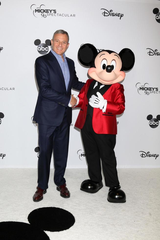 los angeles, 6 de outubro - bob iger, mickey mouse at the mickeys 90th gravação espetacular no shrine auditium em 6 de outubro de 2018 em los angeles, ca foto