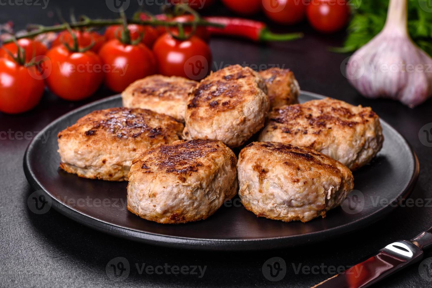 deliciosos rissóis de carne picada frita fresca em um fundo escuro de concreto foto