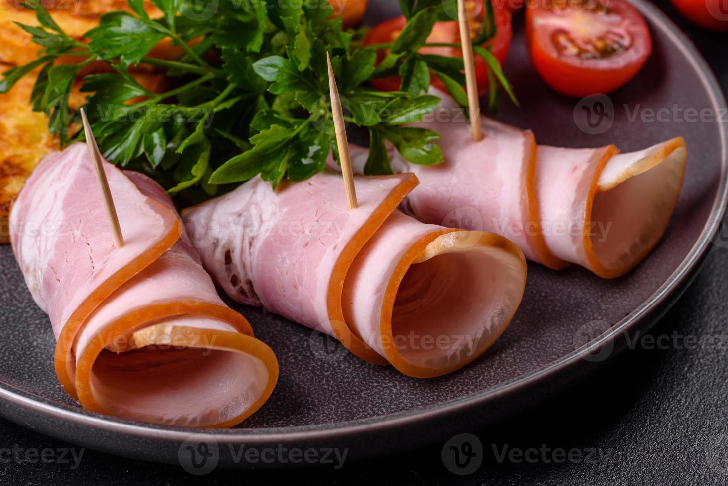 fatias de delicioso bacon cru ou salgado com especiarias, sal, legumes e ervas em uma tábua de madeira foto