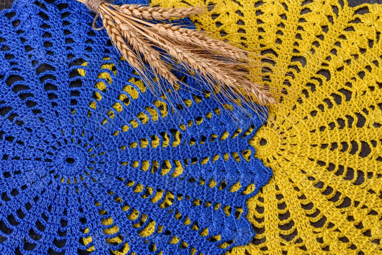 algumas coisas amarradas com cordas com as próprias mãos nas cores da bandeira da ucrânia foto