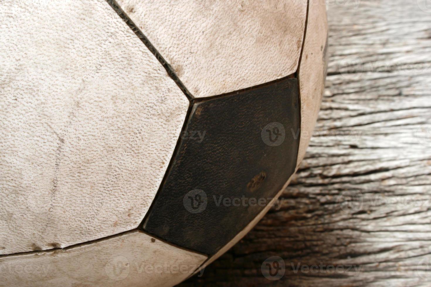 futebol de futebol antigo na velha mesa de madeira vintage foto