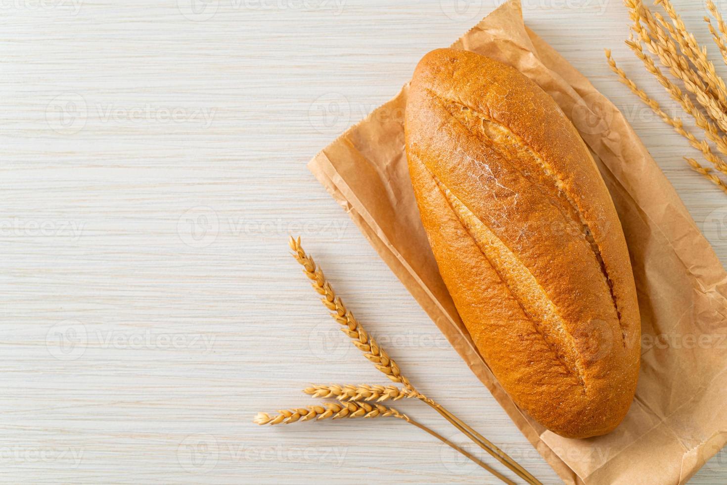 pão de baguete francês recém-assado foto