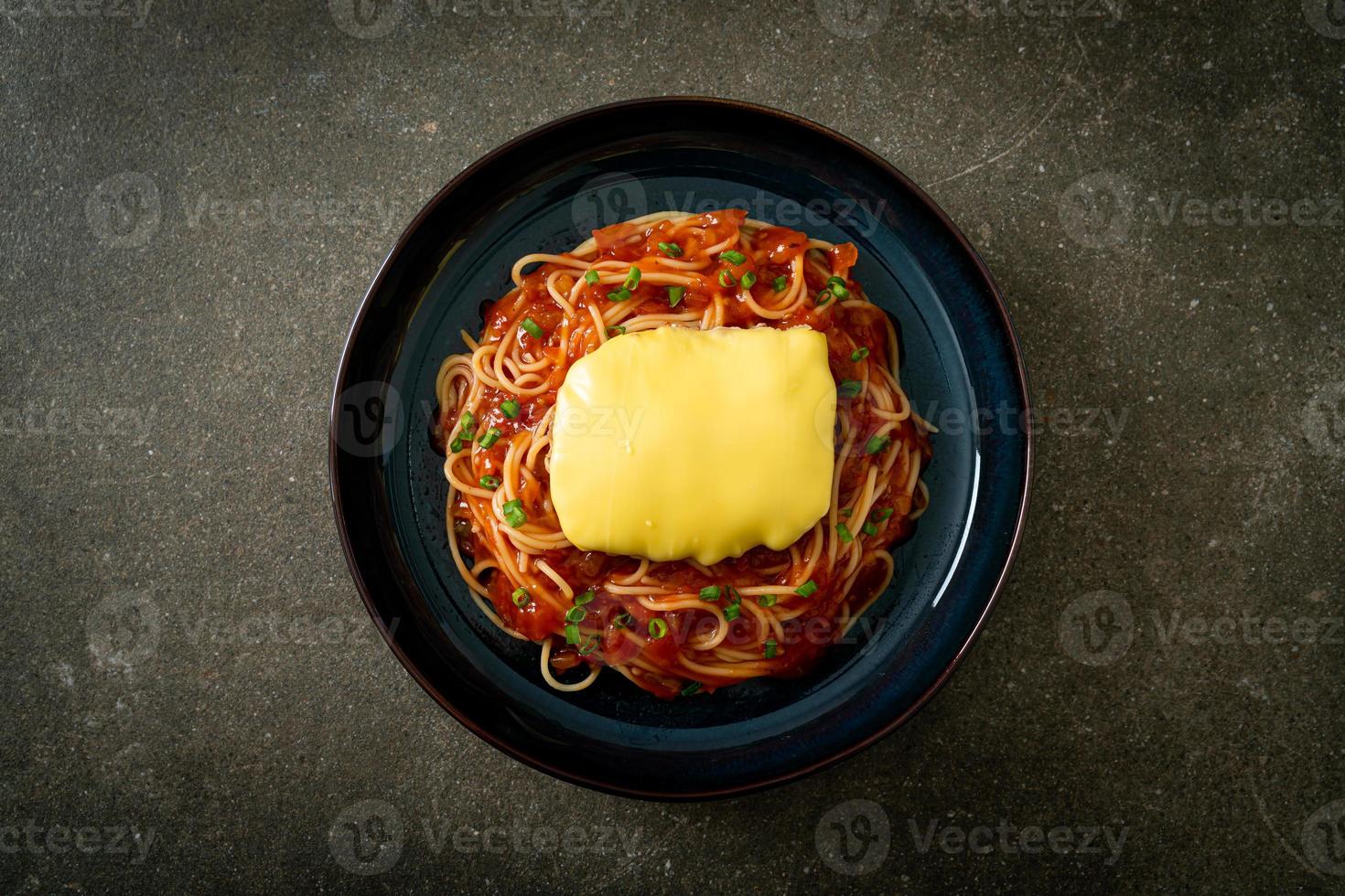 molho de tomate espaguete com hamburguer e queijo foto