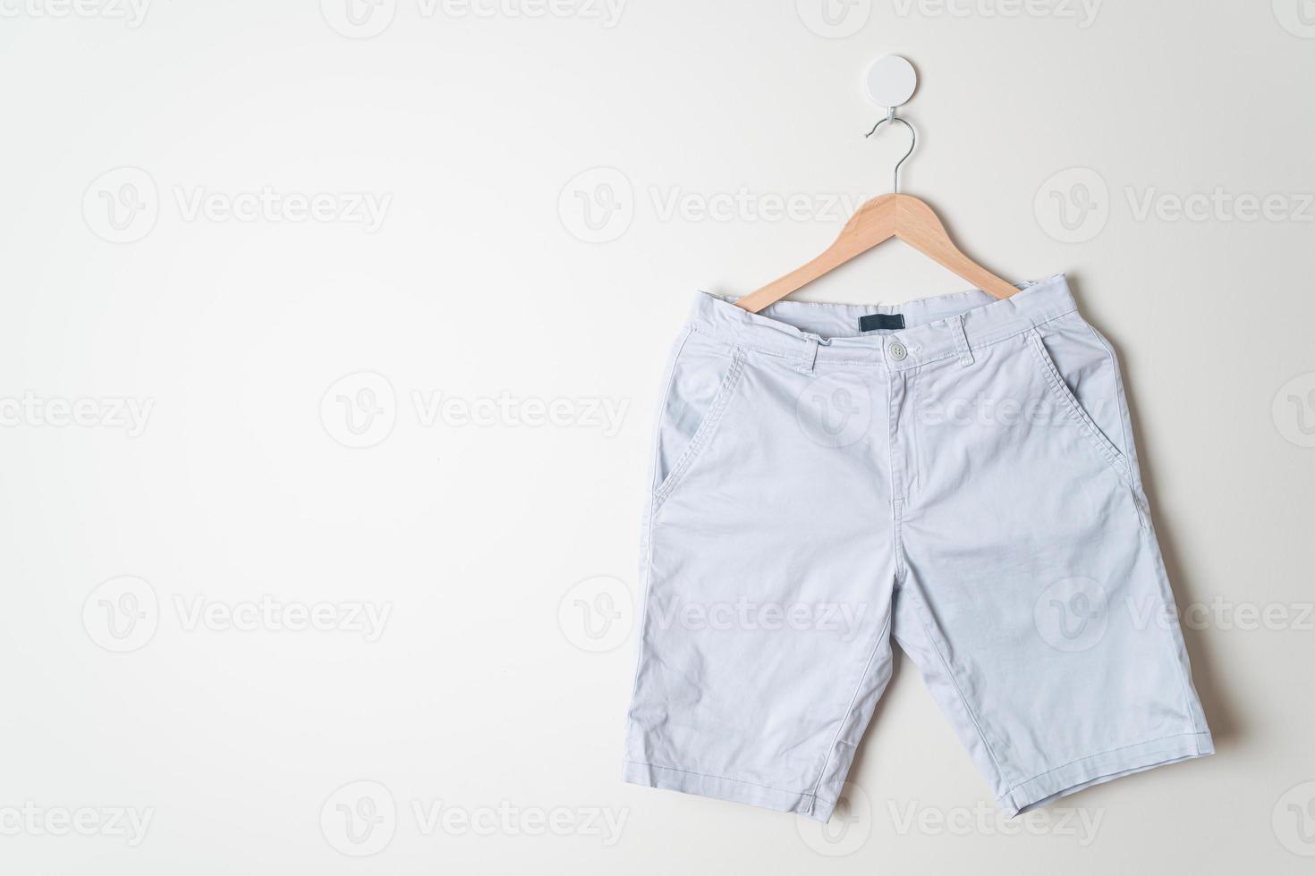 calças curtas penduradas na parede foto