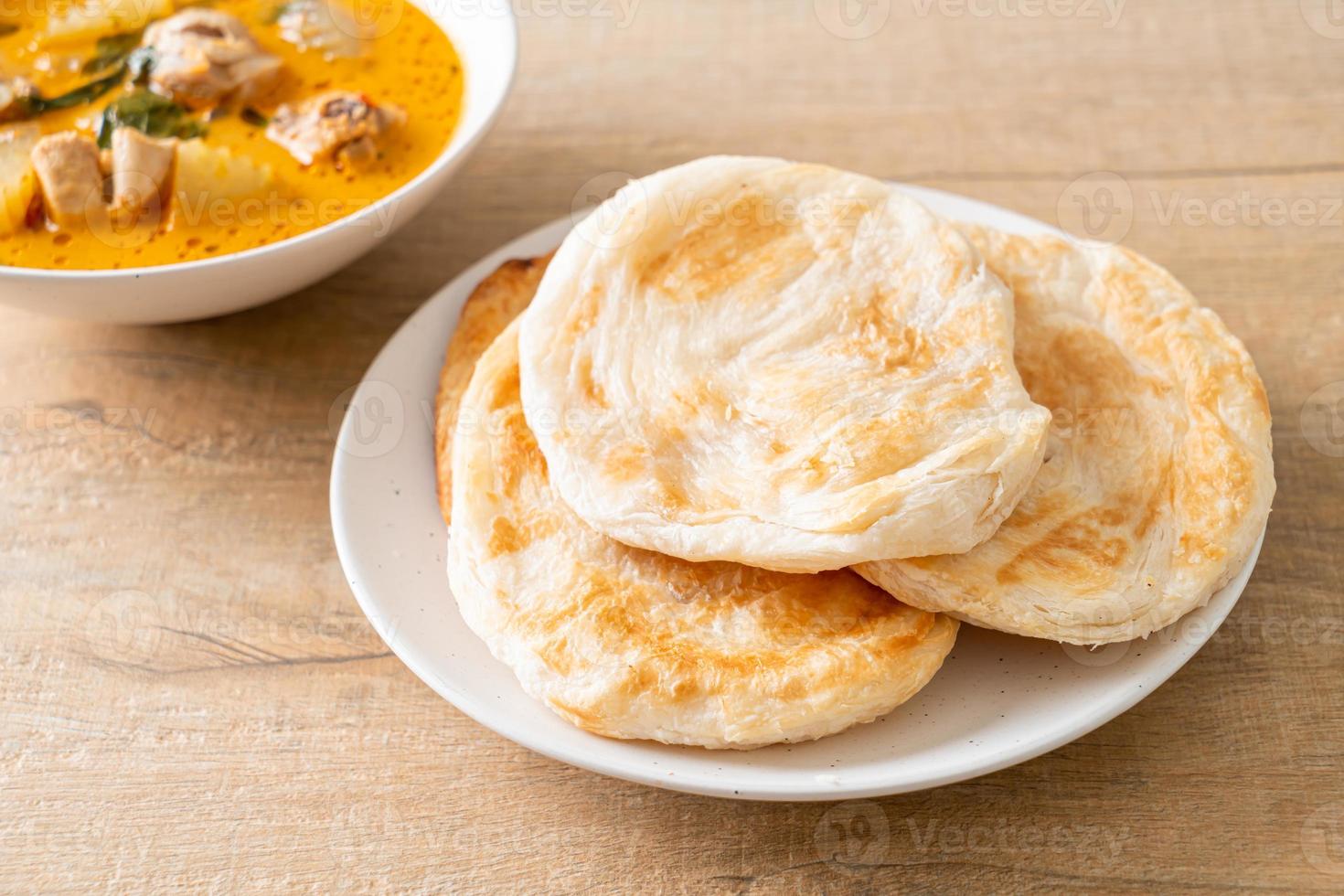 sopa de frango ao curry com roti foto