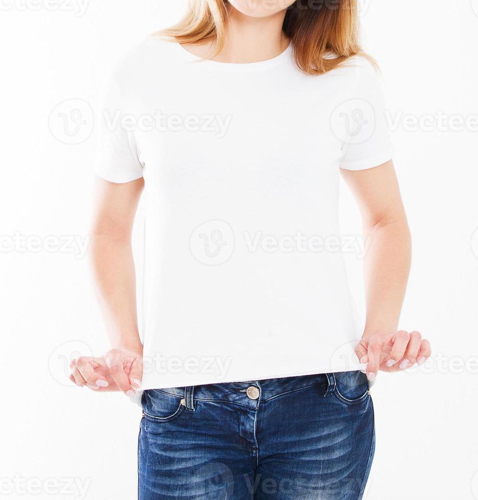mulher de retrato recortada em isolamento de camiseta branca em fundo branco, em branco, copie o espaço foto