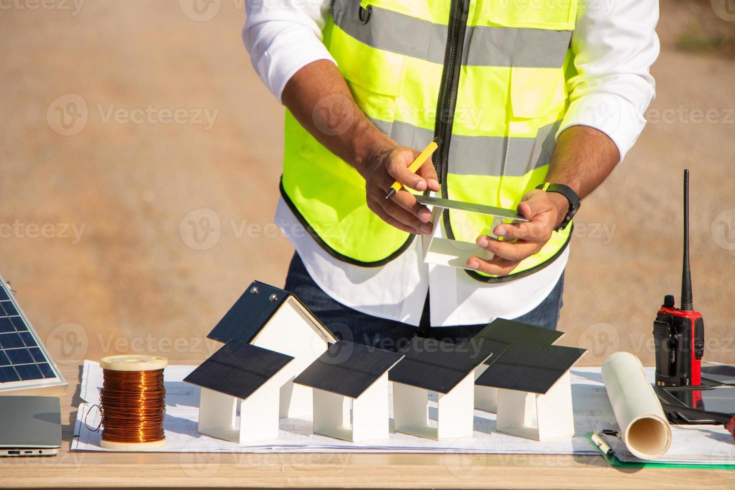 equipe de engenheiros trabalhando em fazenda de turbinas eólicas e células solares. energia renovável com gerador eólico pelo conceito de energia alternativa. foto