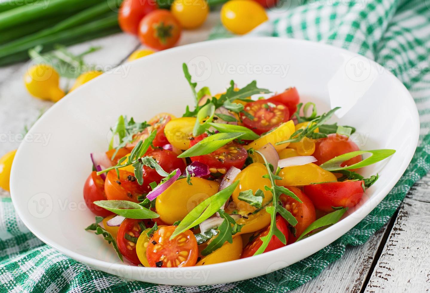 salada de tomate cereja fresco com cebola e rúcula foto