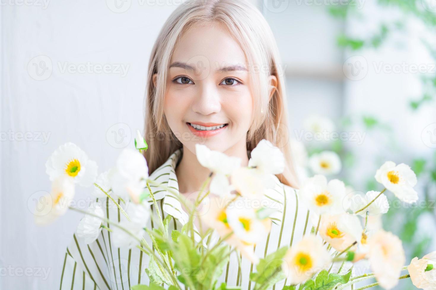 retrato de jovem asiática com beleza natural foto