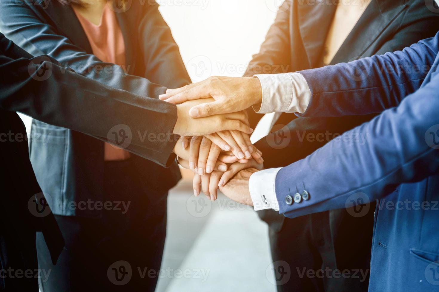 feche a perspectiva de jovens empresários juntam as mãos, pilhas de mãos, conceitos de unidade e trabalho em equipe. foto