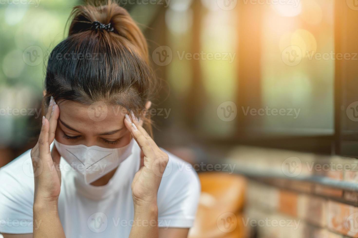 esta mulher sentiu dor e dormência nos nervos depois de experimentar os efeitos colaterais do covid-19. foto