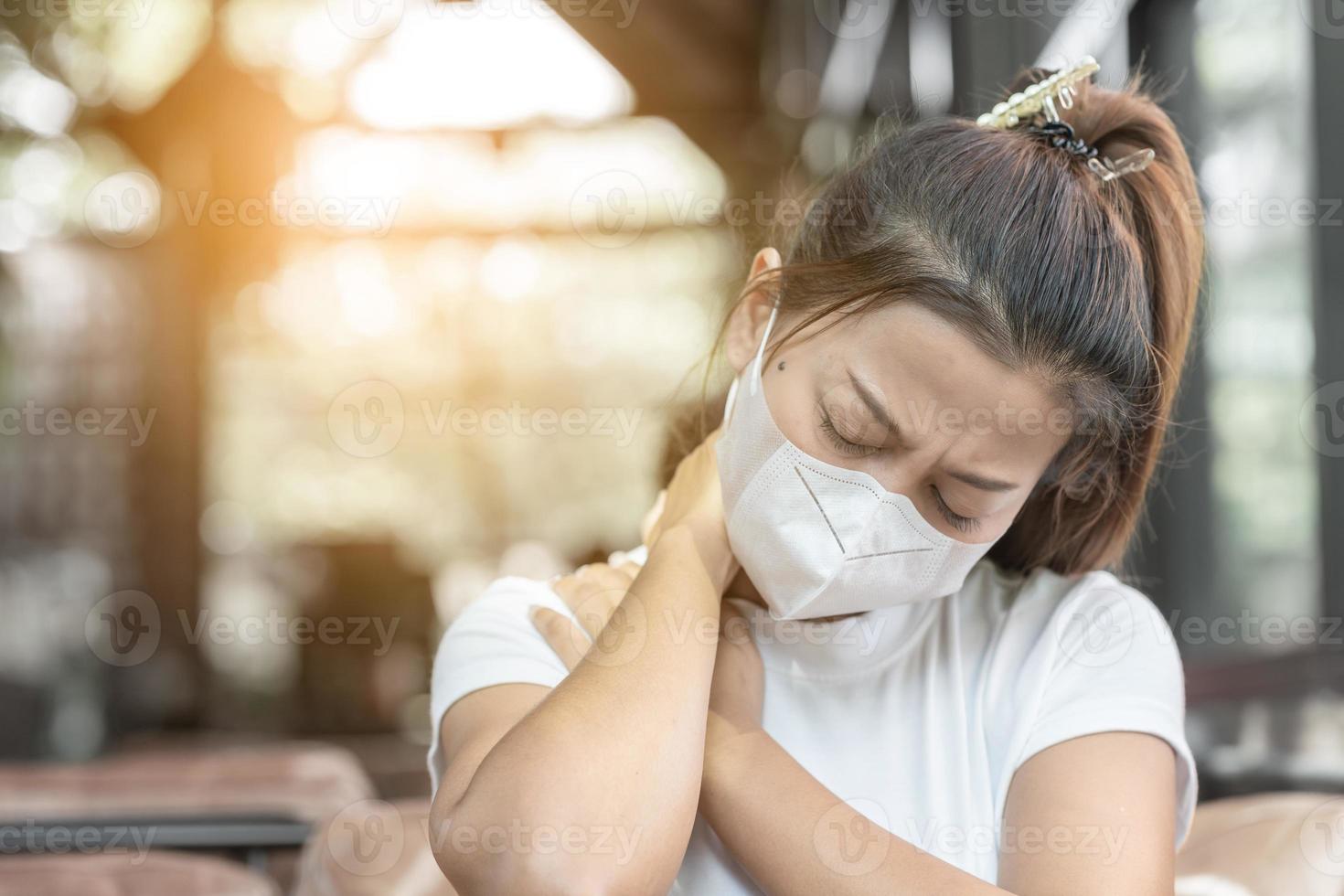 esta mulher sentiu dor e dormência nos nervos depois de experimentar os efeitos colaterais do covid-19. foto