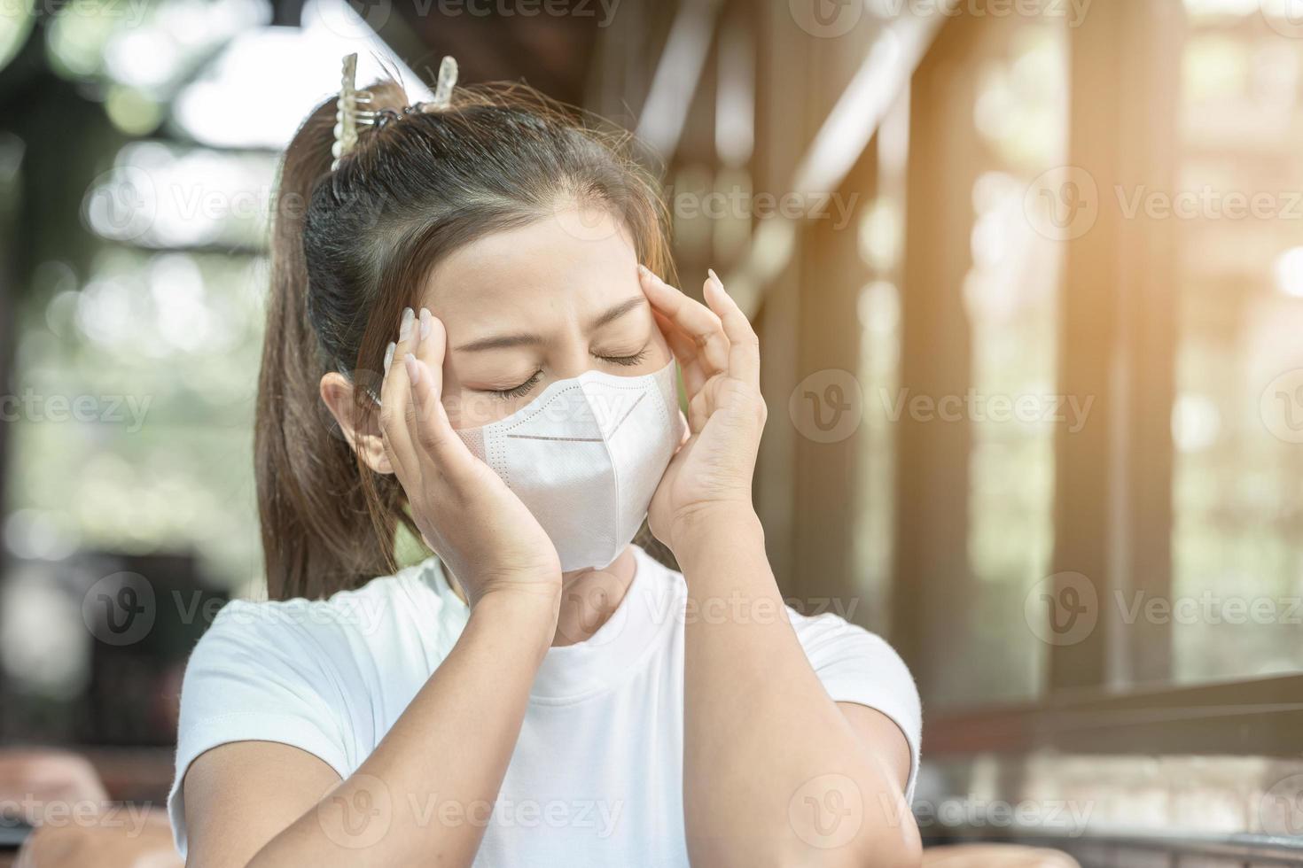 esta mulher sentiu dor e dormência nos nervos depois de experimentar os efeitos colaterais do covid-19. foto