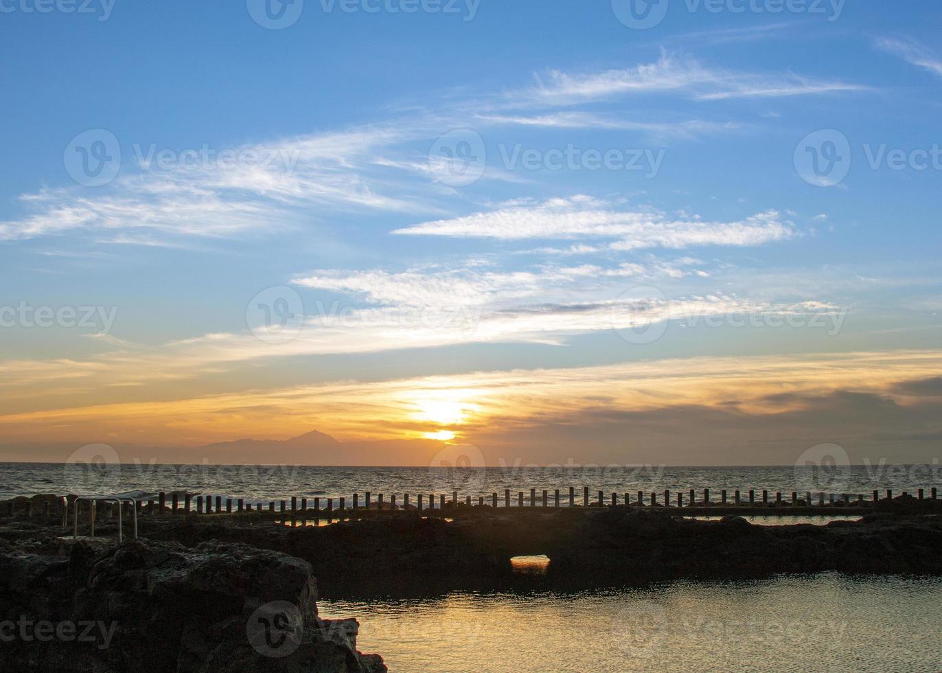 pôr do sol em agaete ilhas canárias foto