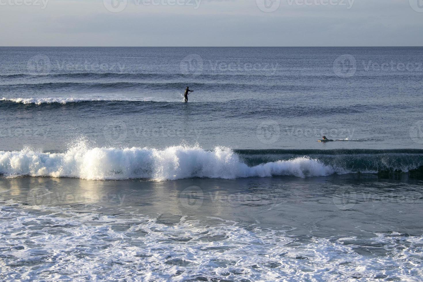 surf na praia de las canteras, na cidade de las palmas foto