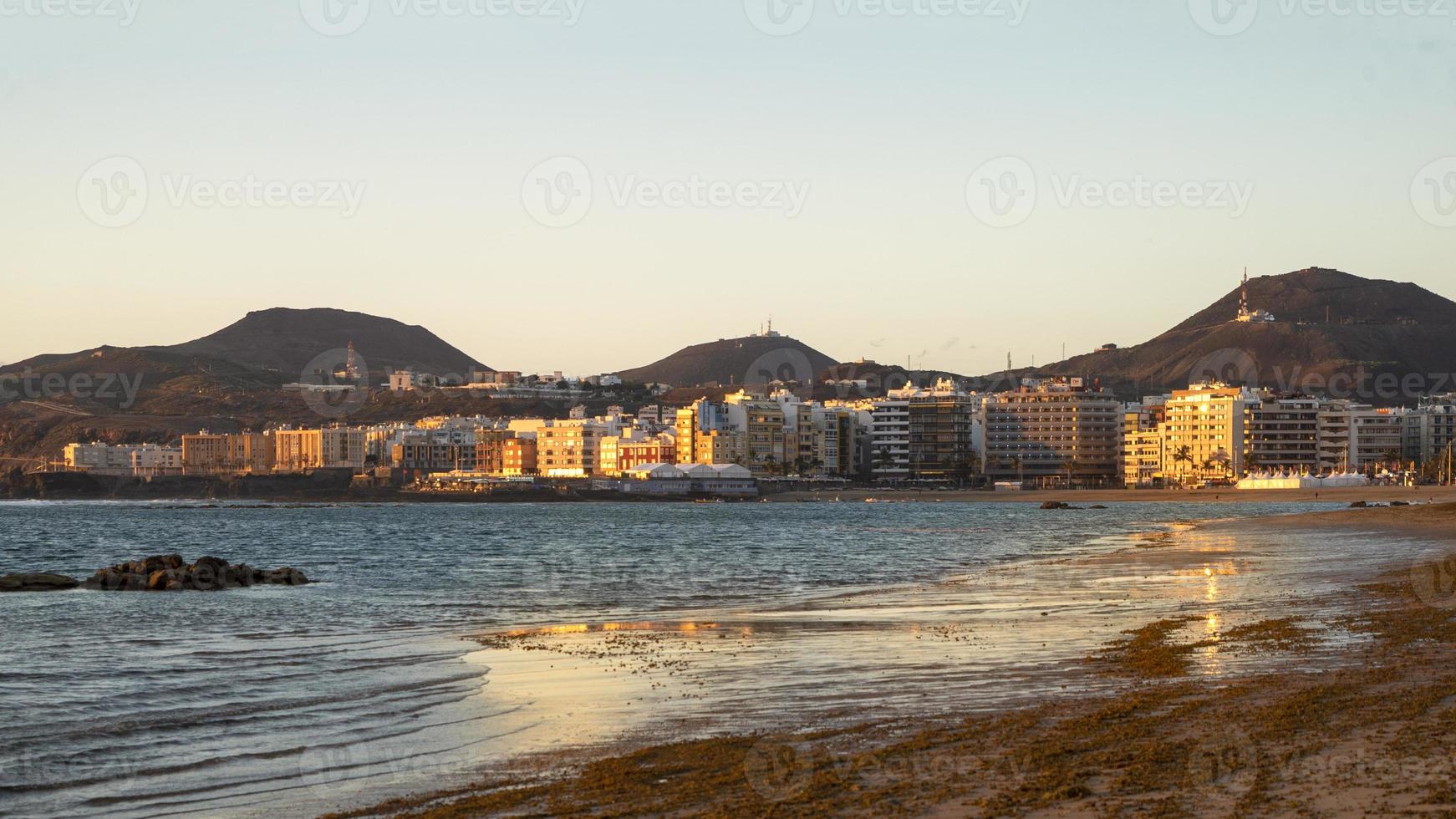 pôr do sol em las palmas, a praia de canteras foto