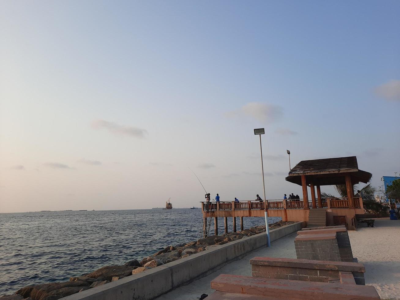 masculino, maldivas, abril de 2021 - bela vista do mar da praia em masculino, capital das maldivas. à noite, um grande número de pessoas vem ver o mar da costa do macho. foto