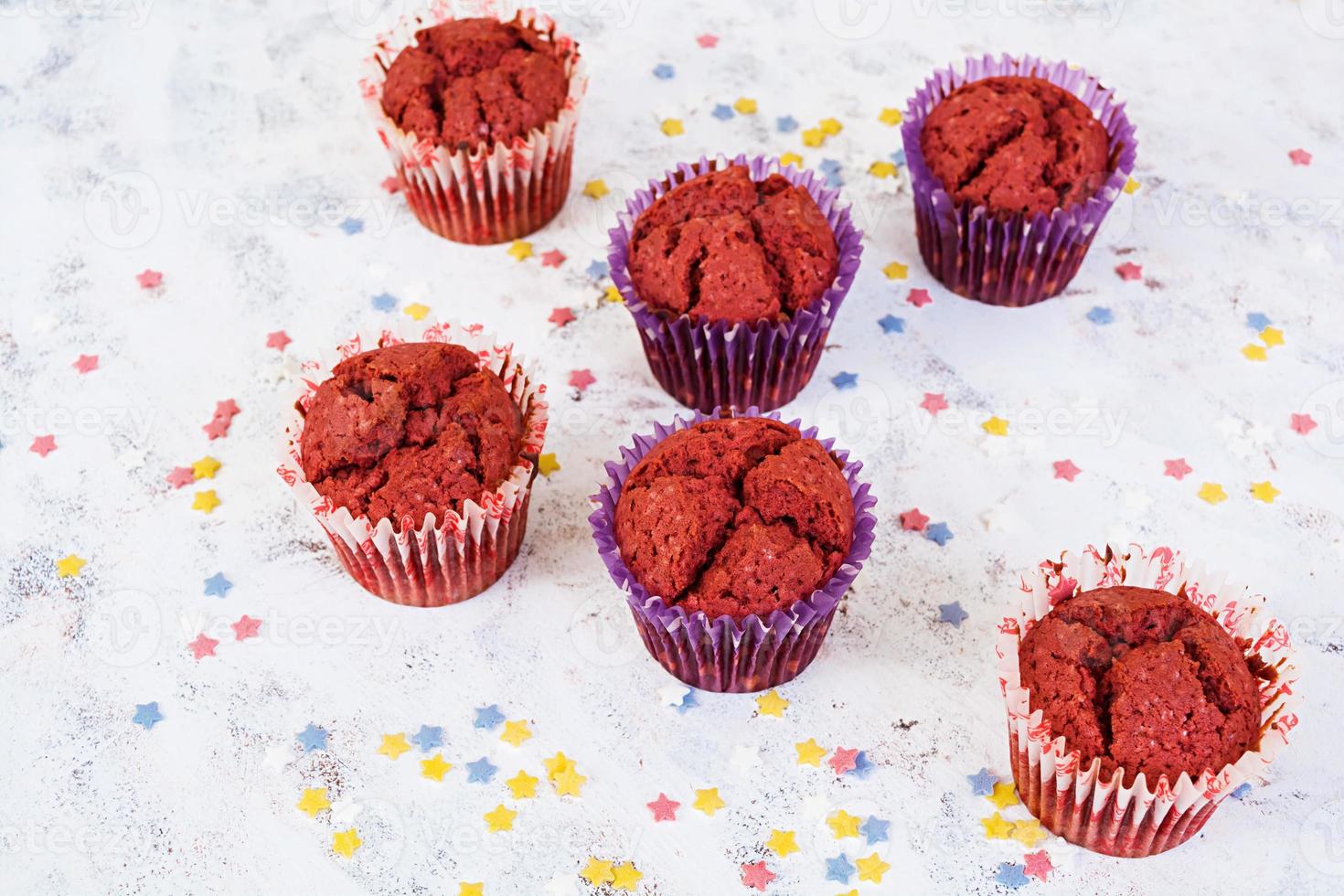 muffins de chocolate em fundo escuro foto