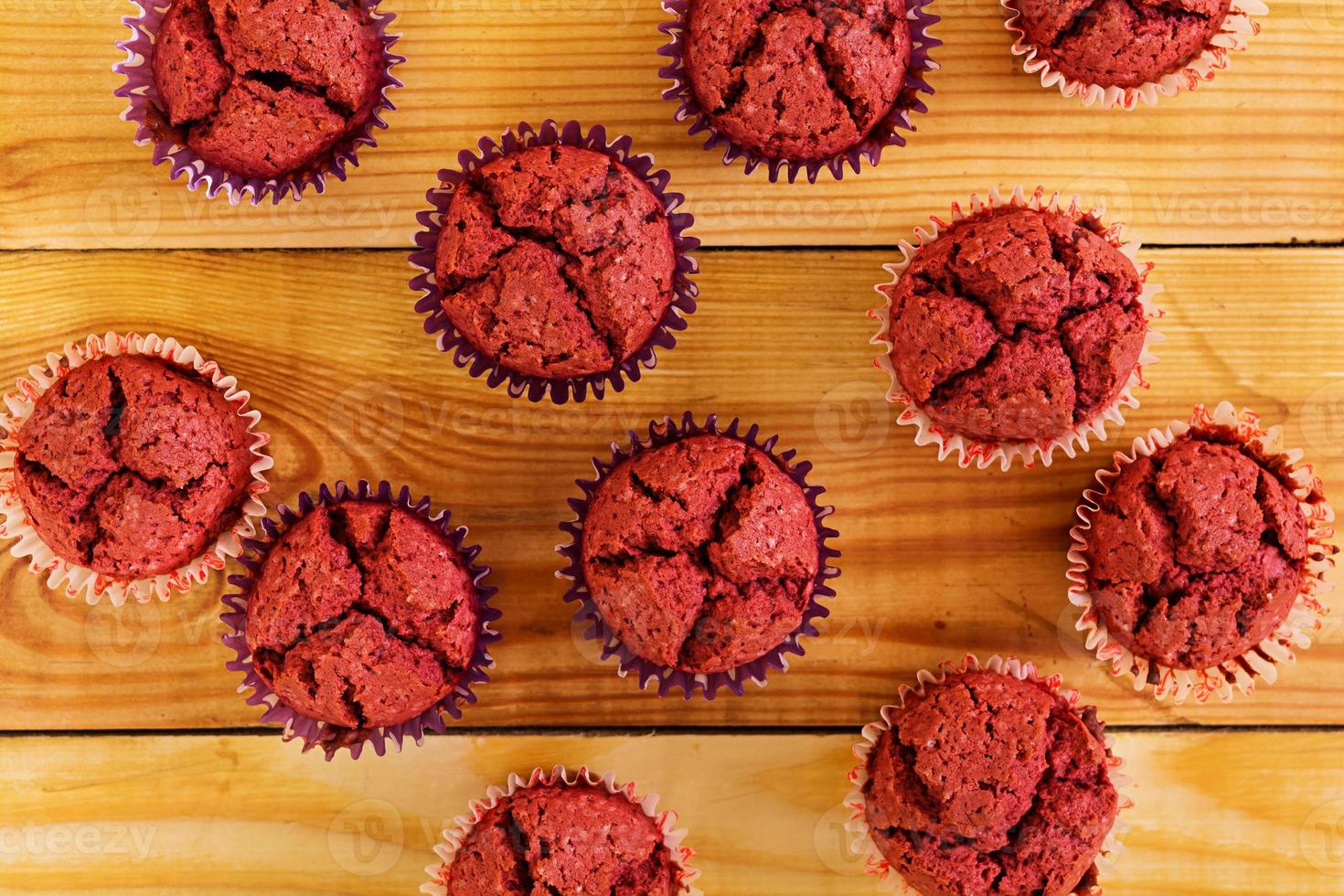 muffins de chocolate em fundo escuro foto