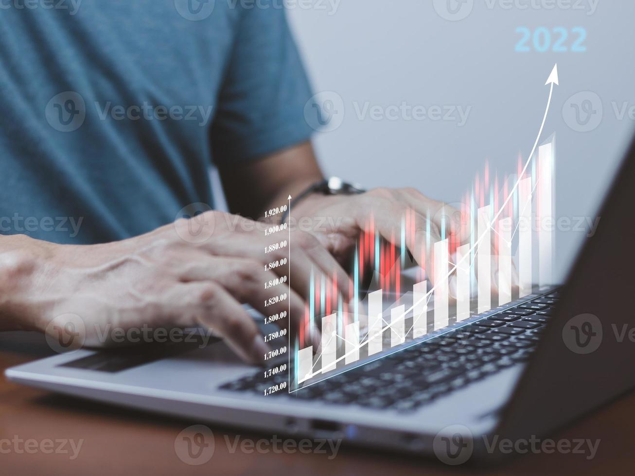 investidor ou empresário analisando dados financeiros, gráficos de ações e negociação forex, tecnologia, fundos financeiros e de investimento 2022, mercado de ações e ativos digitais. fundo de negócios financeiros foto