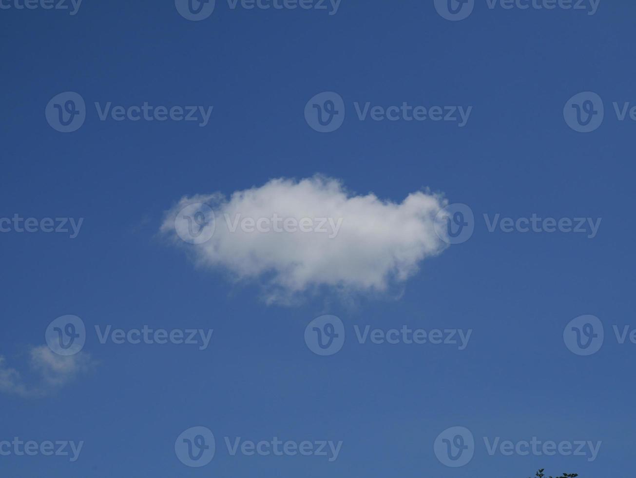 nuvens brancas e céu foto