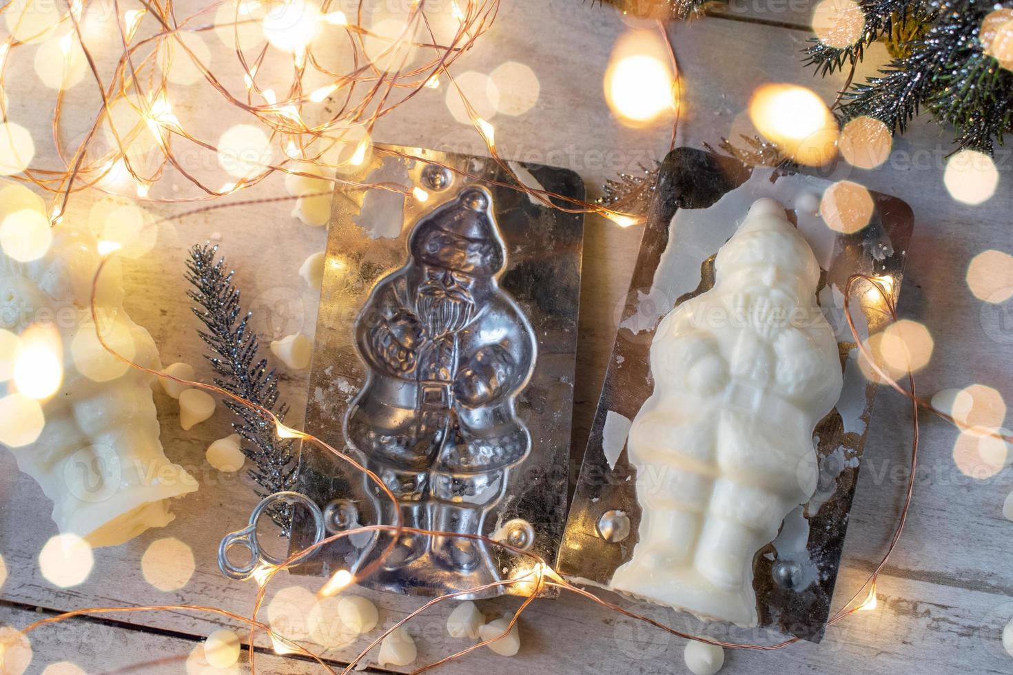 doces de natal fazendo molde de papai noel com chocolate branco e batatas fritas flat lay foto