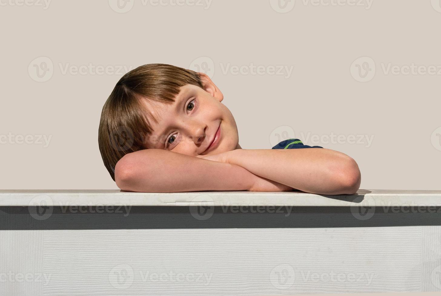 sorridente menino feliz com olhos castanhos na borda do quadro com espaço de cópia foto