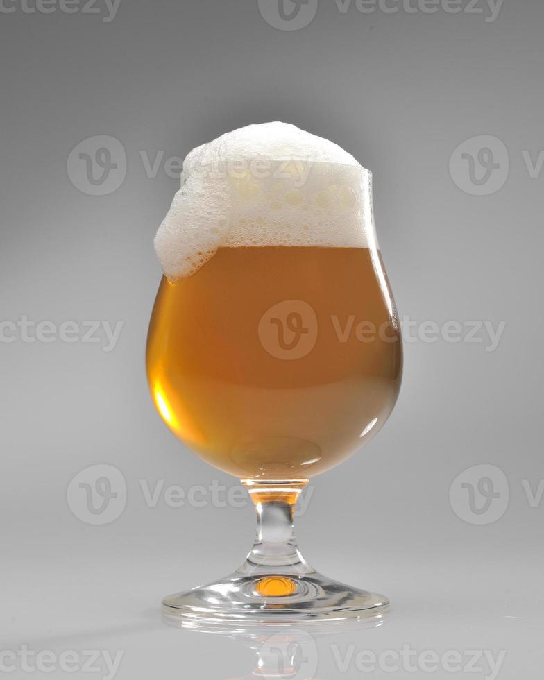 bicchiere di birra artigianale foto