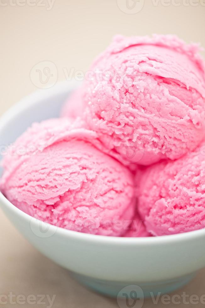 sobremesa de sorvete de framboesa foto