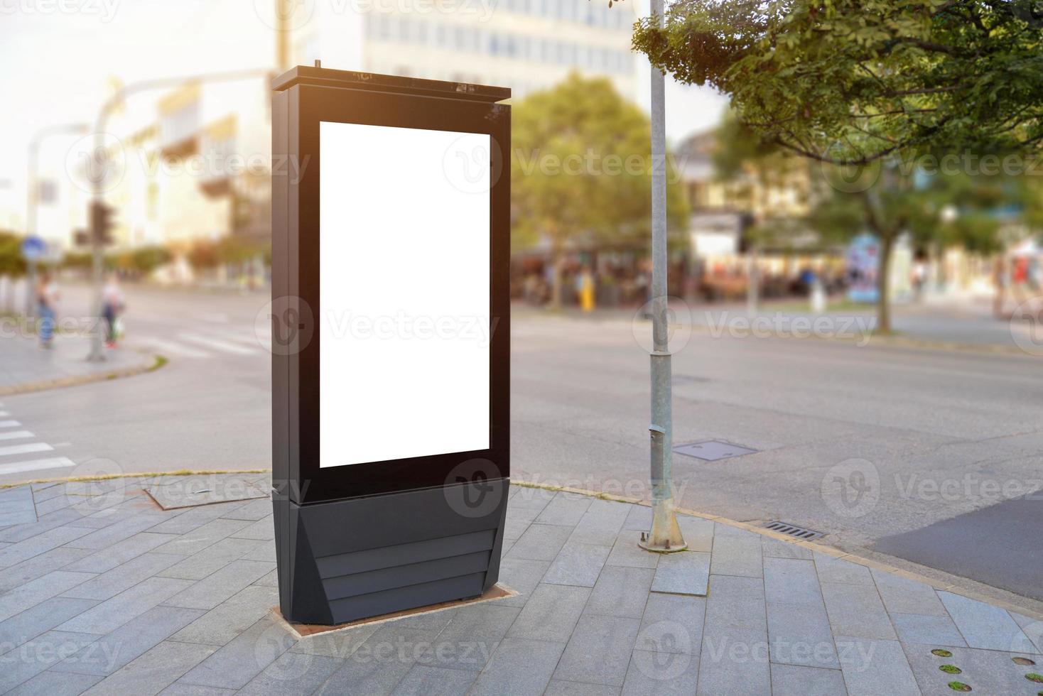 maquete de cartaz de luz de cidade de rua. tela isolada em branco para promoção de design de pôster foto