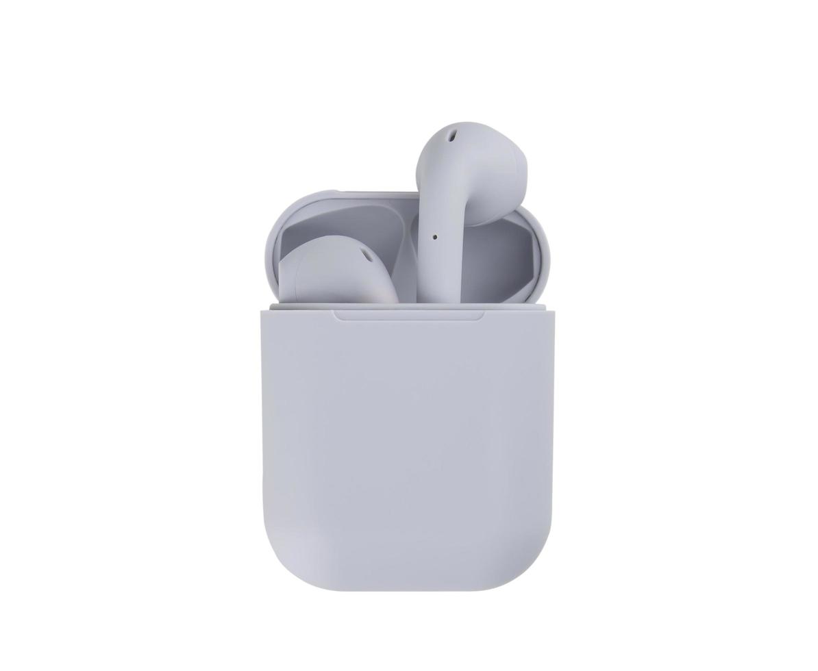 dois fones de ouvido sem fio cinza em um estojo em um fundo branco foto