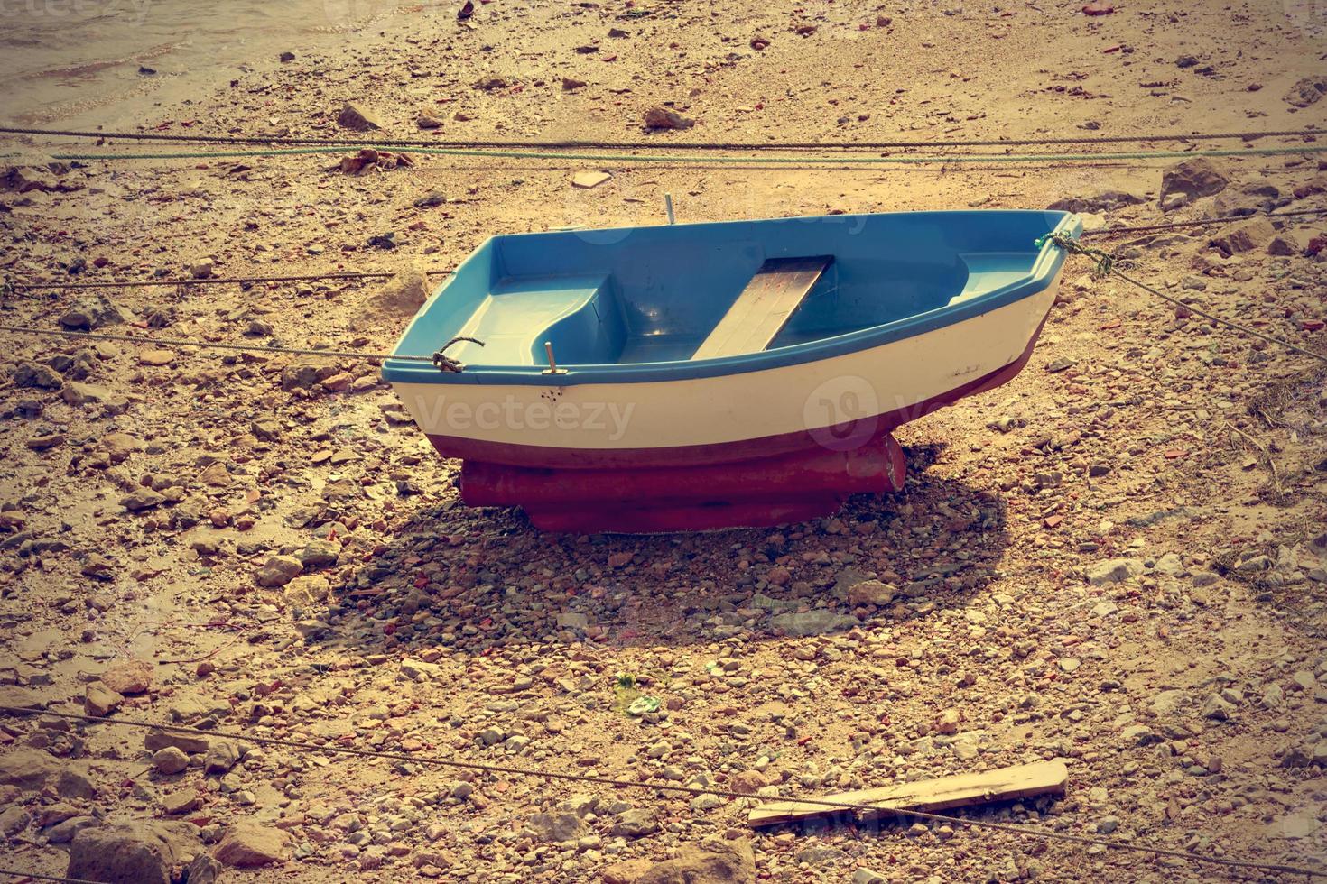 barco em estilo vintage em san vicente de la barquera, cantábria, imagem spain.horizontal. foto