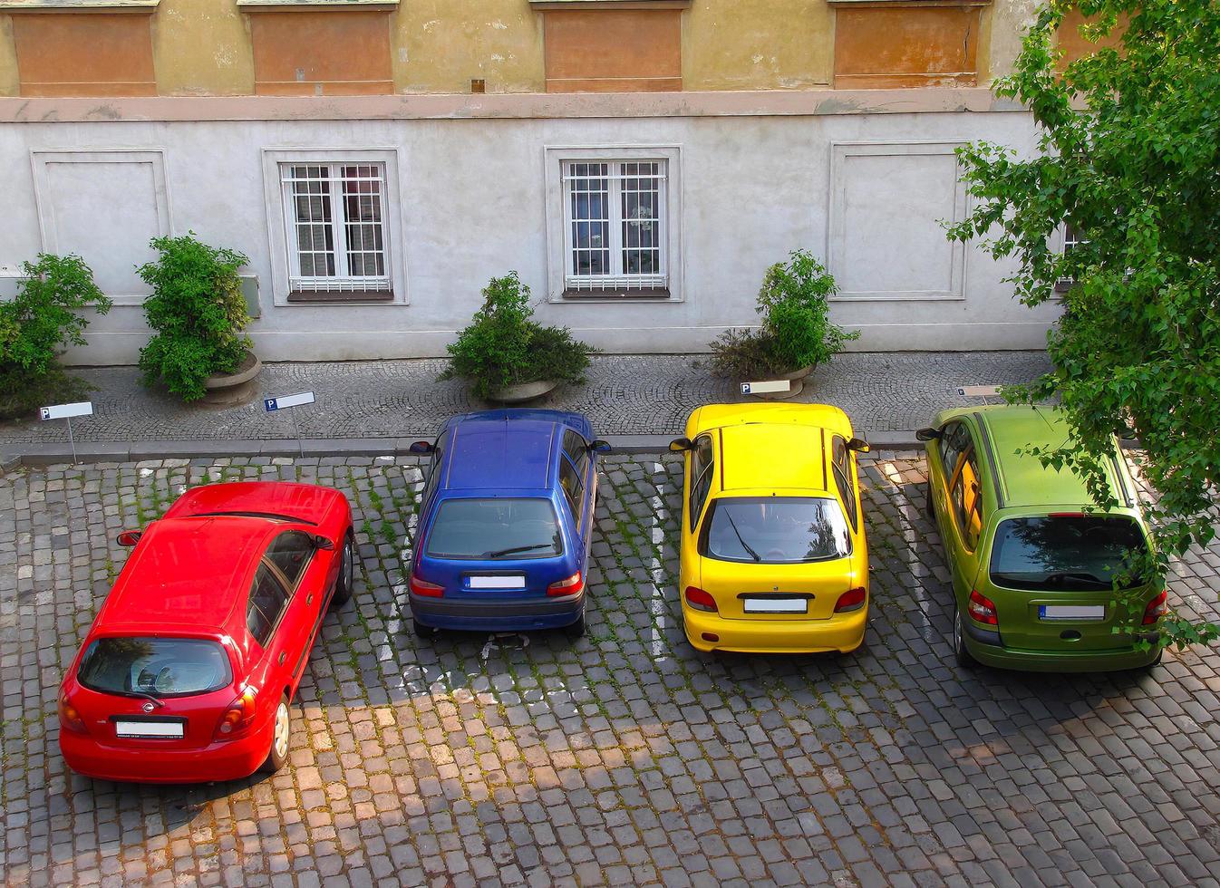 carros coloridos estacionados juntos na área de estacionamento foto