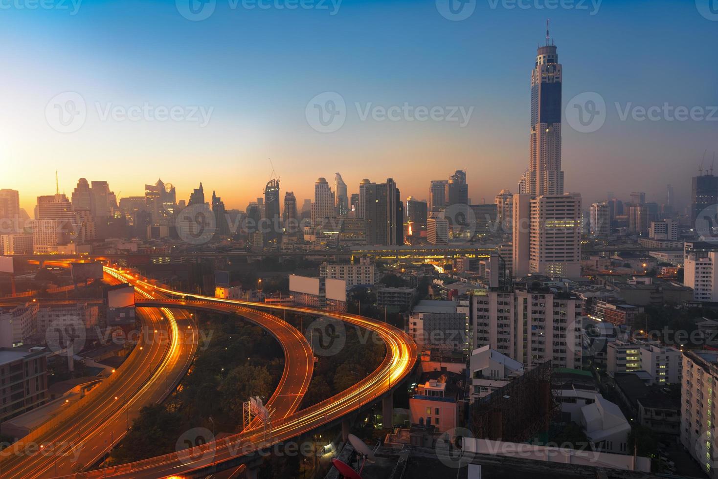 paisagem urbana de bangkok de manhã com tráfego na estrada com carros foto