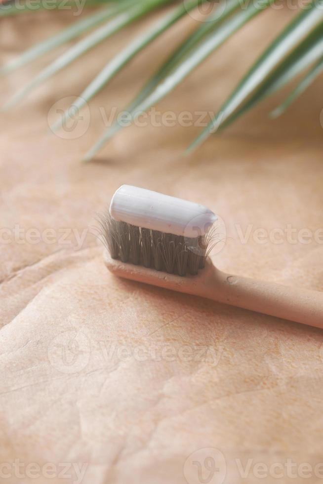 escova de dente de bambu com pasta foto