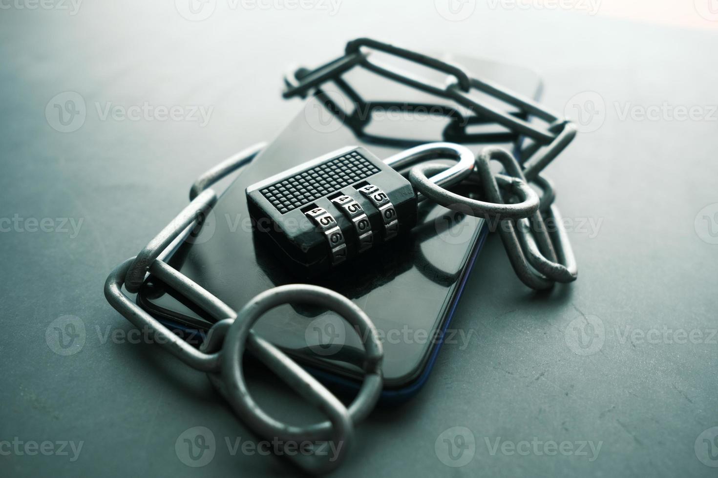 telefone inteligente com cadeado e corrente sobre fundo branco. foto