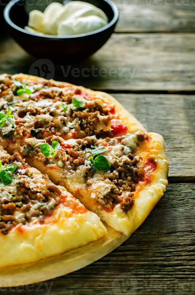 pizza com carne, mussarela e orégano foto