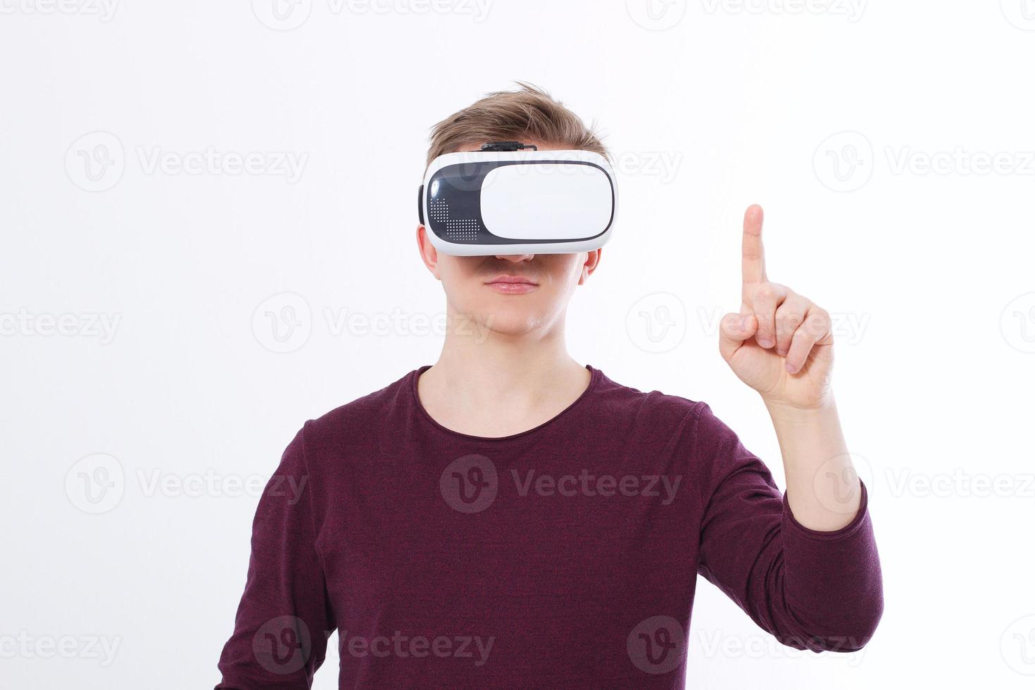 jovem usando óculos de realidade virtual e espaço de toque pelo dedo isolado no fundo branco. conceito vr e espaço de cópia. foco seletivo. camisa modelo em branco. foto