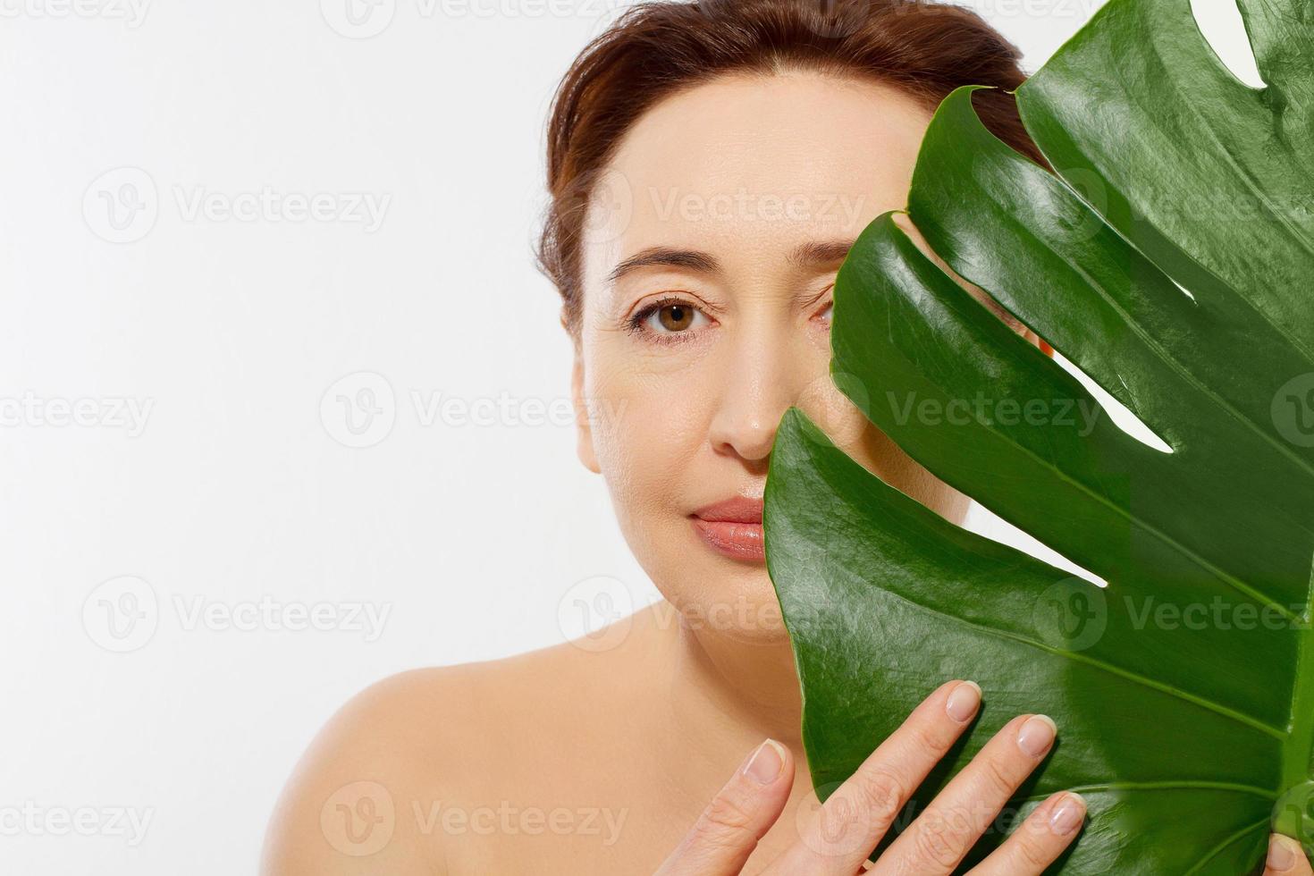 beleza rugas meia idade mulher rosto retrato. spa e conceito anti envelhecimento isolado no fundo branco. cirurgia plástica e injeções faciais de colágeno. rugas e menopausa. espaço de cópia foto