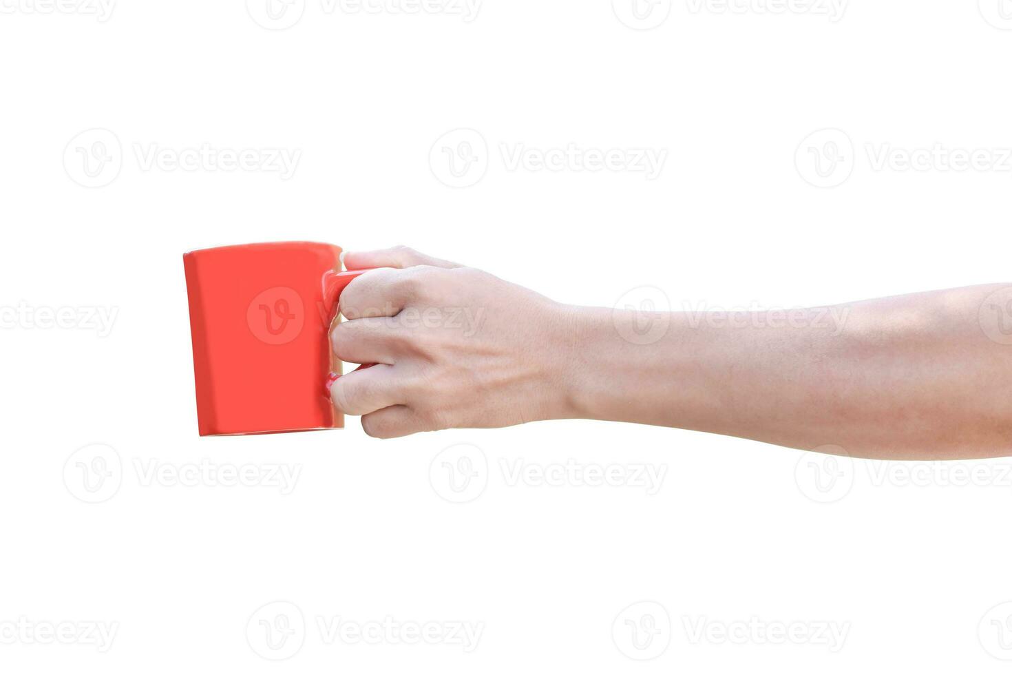 mão segurando o copo vermelho isolado no fundo branco com traçado de recorte. foto