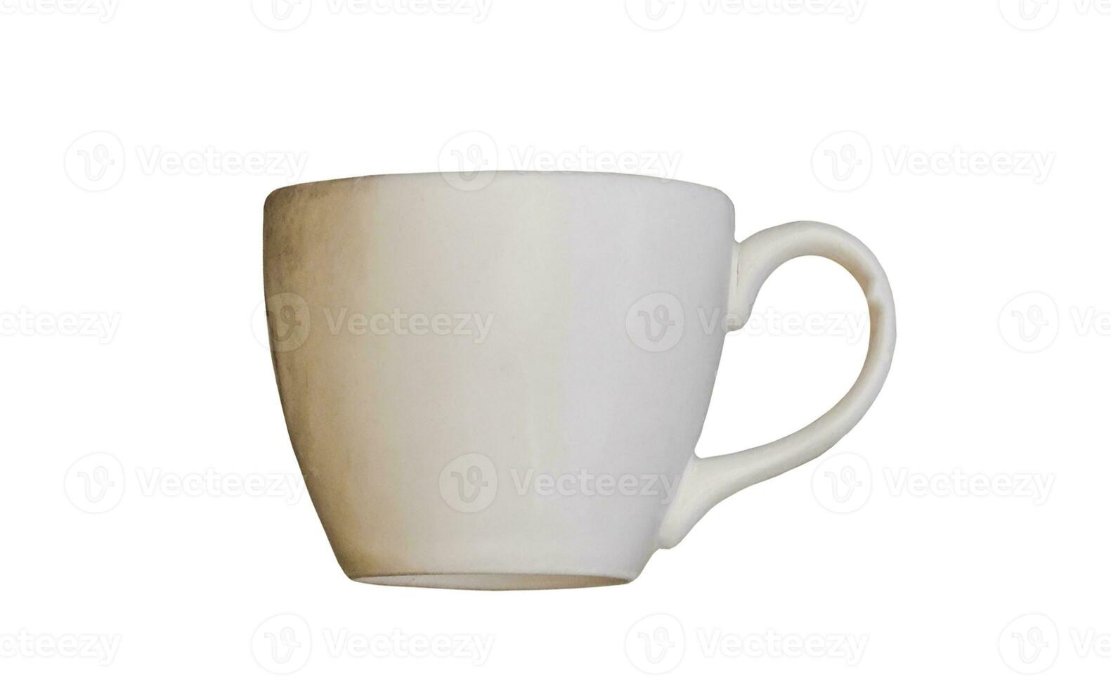 caneca de cerâmica velha isolada em branco foto