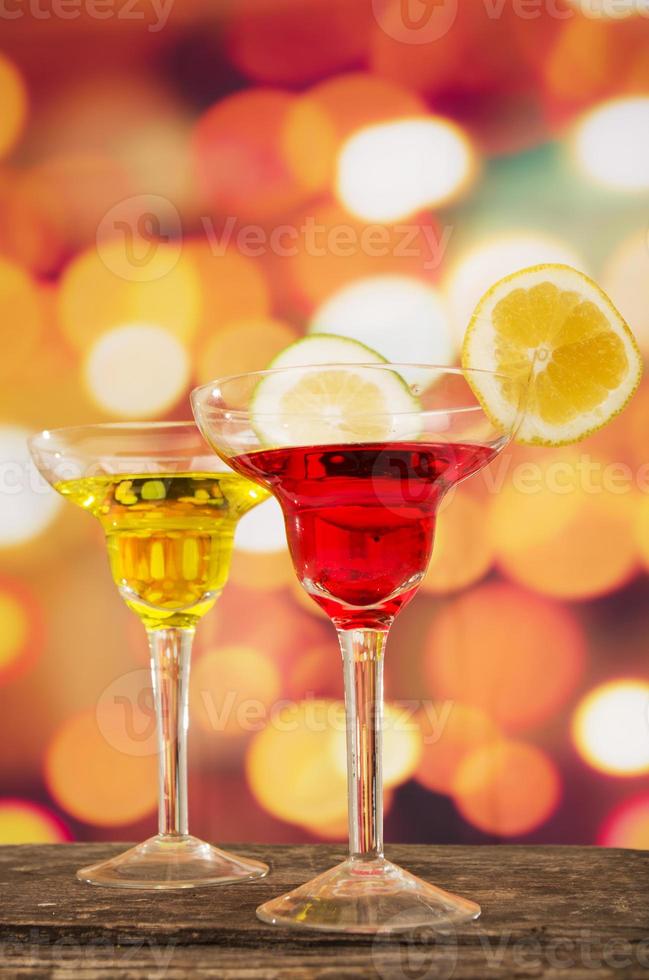 cocktails em uma mesa no bar foto